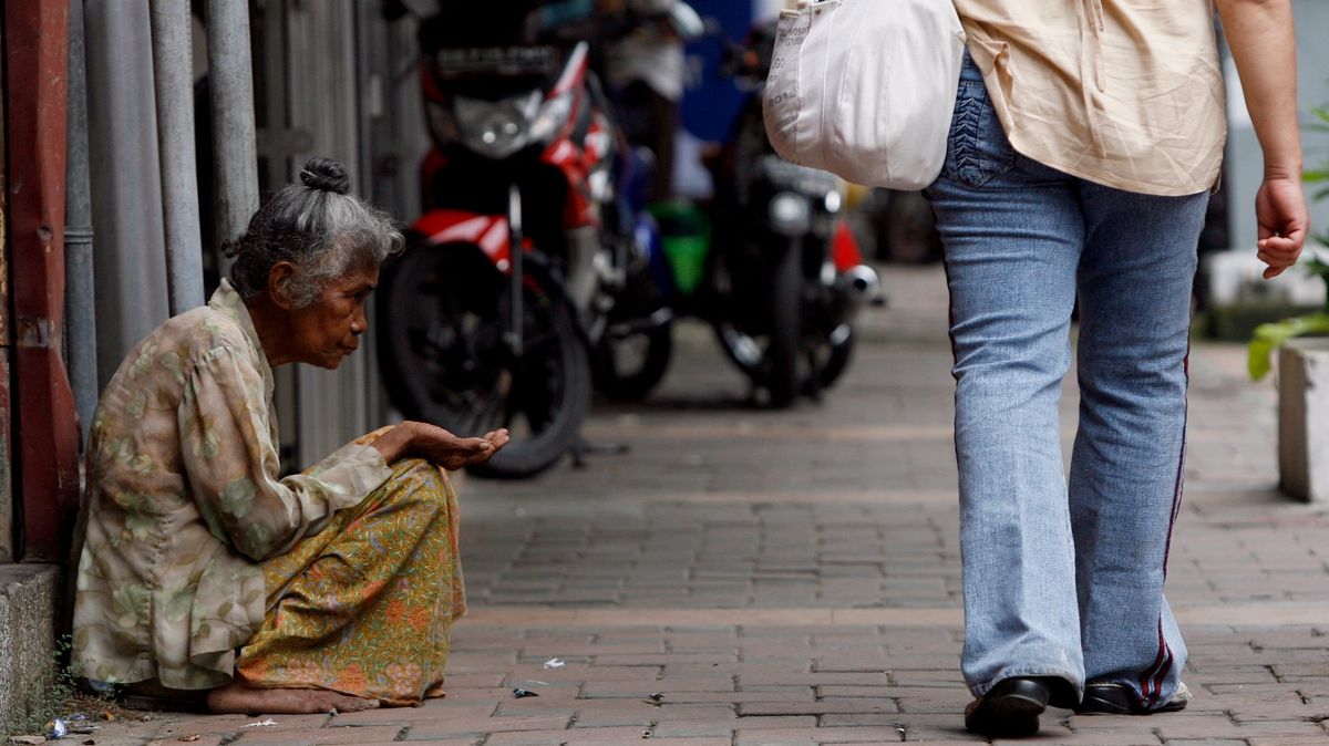 Indonéští žebráci se přesunuli z ulic na internet